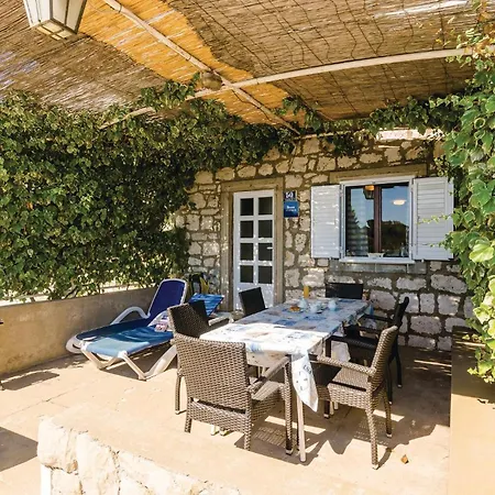 2 Bedroom In Apartament Slano